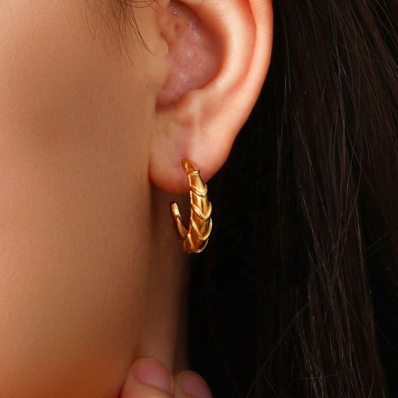Chic‎ C Shape Hoop Earrings 18K Gold Plated Stainless Steel - Picture 3 of 9